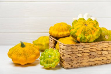 Dokulu mutfak masasında patypan kabağı. Kabak. Arka planda taze organik pattypan kabakları. Vejetaryen. Çiftçi Pazarı. Patisson. Mesaj için yer var. Boşluğu kopyala.