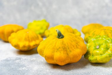 Dokulu mutfak masasında patypan kabağı. Kabak. Arka planda taze organik pattypan kabakları. Vejetaryen. Çiftçi Pazarı. Patisson. Mesaj için yer var. Boşluğu kopyala.