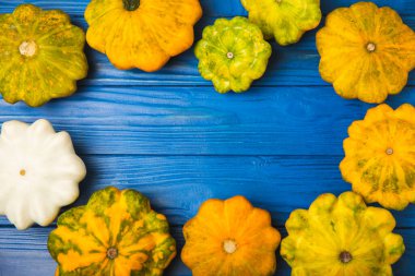 Dokulu mutfak masasında patypan kabağı. Kabak. Arka planda taze organik pattypan kabakları. Vejetaryen. Çiftçi Pazarı. Patisson. Mesaj için yer var. Boşluğu kopyala.