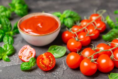 Taze vişneli domates ve dokulu taze yeşil fesleğen. Domates sosu. Vejetaryen. Salata için malzemeler. Organik yiyecekler. Mesaj için yer. Boşluğu kopyala.