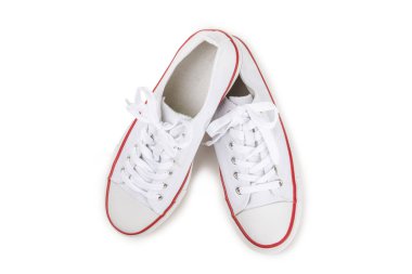 Beyaz spor ayakkabılar, beyaz arka planda izole edilmiş spor ayakkabılar. Tek cinsiyetli spor ayakkabıları. Üst Manzara. Mesaj için yer var. Uzayı kopyala. Güzel spor ayakkabılar. Moda ayakkabılar