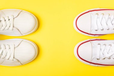 Beyaz ayakkabılar, parlak renkli arka planda spor ayakkabılar. Tek cinsiyetli spor ayakkabıları. Üst Manzara. Mesaj için yer var. Uzayı kopyala. Güzel spor ayakkabılar. Moda ayakkabılar