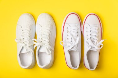 Beyaz ayakkabılar, parlak renkli arka planda spor ayakkabılar. Tek cinsiyetli spor ayakkabıları. Üst Manzara. Mesaj için yer var. Uzayı kopyala. Güzel spor ayakkabılar. Moda ayakkabılar