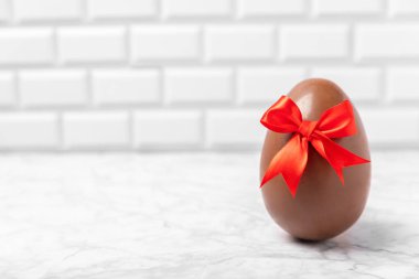 Paskalya çikolatalı yumurtası. Paskalya kutlaması. Mutlu Paskalyalar. Çikolatalı tatlı yumurta. Şekerler ahşap masanın üzerinde. Metin için boşluk. Boşluğu kopyala