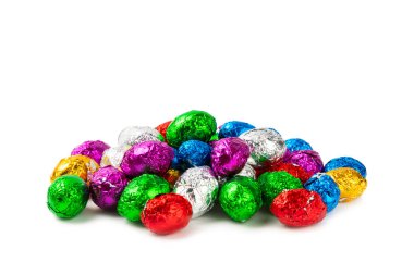 Şeker beyaz bir arka planda izole edilmiş. Soğuk Paskalya yumurtası. Paskalya kutlaması. Mutlu Paskalyalar. Çikolatalı tatlı yumurta. Metin için boşluk. Boşluğu kopyala