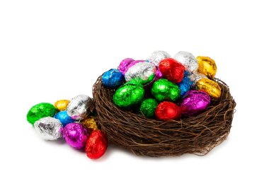 Şeker beyaz bir arka planda izole edilmiş. Soğuk Paskalya yumurtası. Paskalya kutlaması. Mutlu Paskalyalar. Çikolatalı tatlı yumurta. Metin için boşluk. Boşluğu kopyala