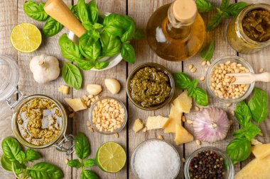 Pesto. Ahşap kaplamalı İtalyan fesleğen sosu. Pesto sosu içeriği: taze fesleğen, çam fıstığı, parmesan peyniri ve zeytinyağı. Metin için boşluk. Boşluğu kopyala.