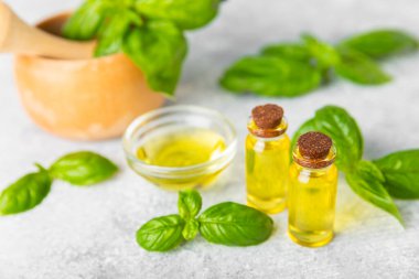 Ahşap kaplamalı fesleğen yağı. Fesleğen yağı ve taze yapraklar. Aromaterapi. Aroma yağı. Şifalı bitkiler. Alternatif tıp. Mesaj için yer. Boşluğu kopyala.