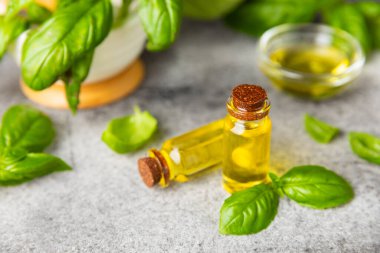 Ahşap kaplamalı fesleğen yağı. Fesleğen yağı ve taze yapraklar. Aromaterapi. Aroma yağı. Şifalı bitkiler. Alternatif tıp. Mesaj için yer. Boşluğu kopyala.