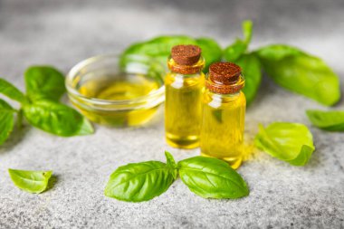 Ahşap kaplamalı fesleğen yağı. Fesleğen yağı ve taze yapraklar. Aromaterapi. Aroma yağı. Şifalı bitkiler. Alternatif tıp. Mesaj için yer. Boşluğu kopyala.