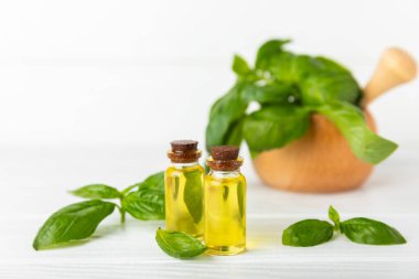 Ahşap kaplamalı fesleğen yağı. Fesleğen yağı ve taze yapraklar. Aromaterapi. Aroma yağı. Şifalı bitkiler. Alternatif tıp. Mesaj için yer. Boşluğu kopyala.