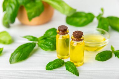 Ahşap kaplamalı fesleğen yağı. Fesleğen yağı ve taze yapraklar. Aromaterapi. Aroma yağı. Şifalı bitkiler. Alternatif tıp. Mesaj için yer. Boşluğu kopyala.