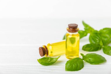 Ahşap kaplamalı fesleğen yağı. Fesleğen yağı ve taze yapraklar. Aromaterapi. Aroma yağı. Şifalı bitkiler. Alternatif tıp. Mesaj için yer. Boşluğu kopyala.