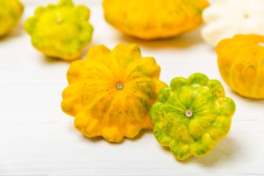 Dokulu mutfak masasında patypan kabağı. Kabak. Arka planda taze organik pattypan kabakları. Vejetaryen. Çiftçi Pazarı. Patisson. Mesaj için yer var. Boşluğu kopyala.