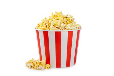 Patlamış mısır kutusu. Beyaz arka planda izole edilmiş kırmızı ve beyaz çizgili patlamış mısır kovaları. Sinema ve eğlence anlayışı. Patlamış mısırla film gecesi. Lezzetli aperatif, aperatif.