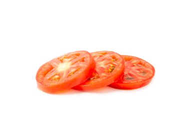 Beyaz arka planda taze kiraz domatesleri ve taze yeşil fesleğen. Domates dilimleri. Domates sosu. Vejetaryen. Salata için malzemeler. Organik yiyecekler. Mesaj için yer. Boşluğu kopyala.