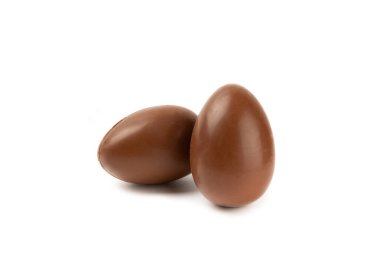 Beyaz arka planda izole edilmiş Paskalya çikolatalı yumurtası. Paskalya kutlaması. Mutlu Paskalyalar. Çikolatalı tatlı yumurta. Şekerler ahşap masanın üzerinde. Metin için boşluk. Boşluğu kopyala