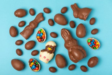 Paskalya çikolatalı yumurtası. Paskalya kutlaması. Mutlu Paskalyalar. Çikolatalı tatlı yumurta. Şekerler ahşap masanın üzerinde. Metin için boşluk. Boşluğu kopyala