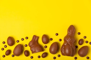 Paskalya çikolatalı yumurtası. Paskalya kutlaması. Mutlu Paskalyalar. Çikolatalı tatlı yumurta. Şekerler ahşap masanın üzerinde. Metin için boşluk. Boşluğu kopyala