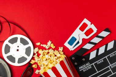 Kova içinde lezzetli patlamış mısır ve sinema biletli soğuk kola içecekler, renkli arka planda üç boyutlu gözlük. Sinema konsepti. Film izliyorum. Mesaj için yer var. Boşluğu kopyala