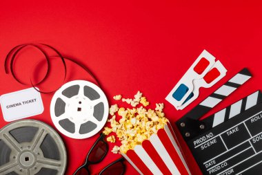 Kova içinde lezzetli patlamış mısır ve sinema biletli soğuk kola içecekler, renkli arka planda üç boyutlu gözlük. Sinema konsepti. Film izliyorum. Mesaj için yer var. Boşluğu kopyala