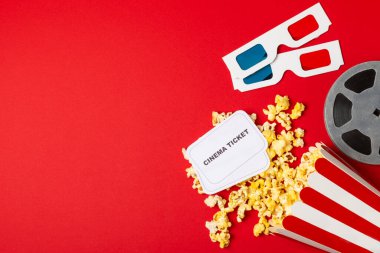 Kova içinde lezzetli patlamış mısır ve sinema biletli soğuk kola içecekler, renkli arka planda üç boyutlu gözlük. Sinema konsepti. Film izliyorum. Mesaj için yer var. Boşluğu kopyala