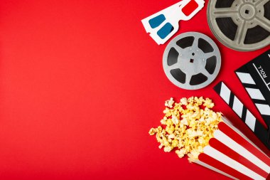 Kova içinde lezzetli patlamış mısır ve sinema biletli soğuk kola içecekler, renkli arka planda üç boyutlu gözlük. Sinema konsepti. Film izliyorum. Mesaj için yer var. Boşluğu kopyala