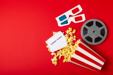 Kova içinde lezzetli patlamış mısır ve sinema biletli soğuk kola içecekler, renkli arka planda üç boyutlu gözlük. Sinema konsepti. Film izliyorum. Mesaj için yer var. Boşluğu kopyala
