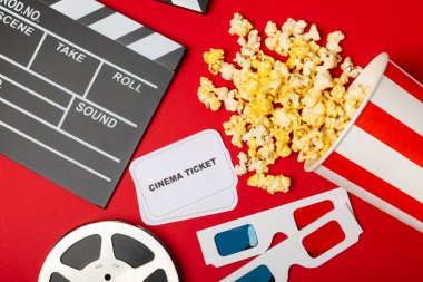 Kova içinde lezzetli patlamış mısır ve sinema biletli soğuk kola içecekler, renkli arka planda üç boyutlu gözlük. Sinema konsepti. Film izliyorum. Mesaj için yer var. Boşluğu kopyala