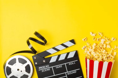 Kova içinde lezzetli patlamış mısır ve sinema biletli soğuk kola içecekler, renkli arka planda üç boyutlu gözlük. Sinema konsepti. Film izliyorum. Mesaj için yer var. Boşluğu kopyala