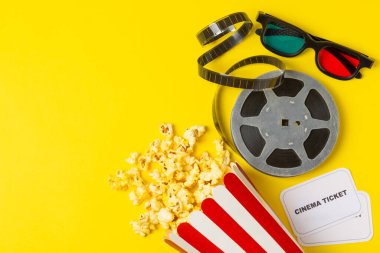 Kova içinde lezzetli patlamış mısır ve sinema biletli soğuk kola içecekler, renkli arka planda üç boyutlu gözlük. Sinema konsepti. Film izliyorum. Mesaj için yer var. Boşluğu kopyala