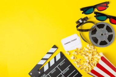 Kova içinde lezzetli patlamış mısır ve sinema biletli soğuk kola içecekler, renkli arka planda üç boyutlu gözlük. Sinema konsepti. Film izliyorum. Mesaj için yer var. Boşluğu kopyala