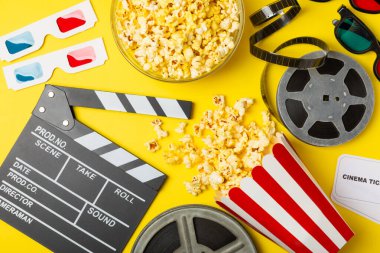 Kova içinde lezzetli patlamış mısır ve sinema biletli soğuk kola içecekler, renkli arka planda üç boyutlu gözlük. Sinema konsepti. Film izliyorum. Mesaj için yer var. Boşluğu kopyala