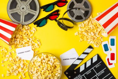 Kova içinde lezzetli patlamış mısır ve sinema biletli soğuk kola içecekler, renkli arka planda üç boyutlu gözlük. Sinema konsepti. Film izliyorum. Mesaj için yer var. Boşluğu kopyala