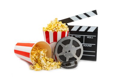 Kova içinde lezzetli patlamış mısır, sinema biletli soğuk kola içecekleri, film alkışları ve beyaz arka planda izole edilmiş 3 boyutlu gözlükler. Sinema konsepti. Film izliyorum..