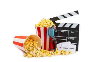 Kova içinde lezzetli patlamış mısır, sinema biletli soğuk kola içecekleri, film alkışları ve beyaz arka planda izole edilmiş 3 boyutlu gözlükler. Sinema konsepti. Film izliyorum..