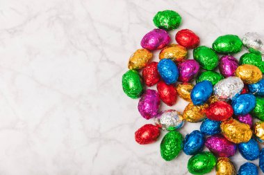 Arka planda paskalya çikolatalı yumurtası. Paskalya kutlaması. Paskalya çikolatalı tavşan. Çikolatalı tatlı yumurta. Şekerler ahşap masanın üzerinde. Mesaj için boşluk. Boşluğu kopyala. Hediye. Pankart.