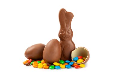 Paskalya çikolatalı tavşanı, civciv ve çikolata yumurtaları beyaz arka planda izole. Çikolatalı yumurta ve diğer tatlılar. Paskalya kutlaması. Paskalya tatlıları masada. Mesaj için yer. Boşluğu kopyala.