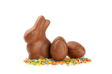 Paskalya çikolatalı tavşanı, civciv ve çikolata yumurtaları beyaz arka planda izole. Çikolatalı yumurta ve diğer tatlılar. Paskalya kutlaması. Paskalya tatlıları masada. Mesaj için yer. Boşluğu kopyala.