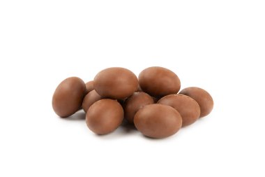 Beyaz arka planda izole edilmiş Paskalya çikolatalı yumurtası. Paskalya kutlaması. Mutlu Paskalyalar. Çikolatalı tatlı yumurta. Şekerler ahşap masanın üzerinde. Metin için boşluk. Boşluğu kopyala