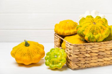 Dokulu mutfak masasında patypan kabağı. Kabak. Arka planda taze organik pattypan kabakları. Vejetaryen. Çiftçi Pazarı. Patisson. Mesaj için yer var. Boşluğu kopyala.