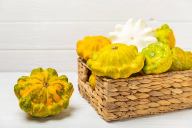 Dokulu mutfak masasında patypan kabağı. Kabak. Arka planda taze organik pattypan kabakları. Vejetaryen. Çiftçi Pazarı. Patisson. Mesaj için yer var. Boşluğu kopyala.