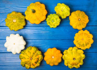 Dokulu mutfak masasında patypan kabağı. Kabak. Arka planda taze organik pattypan kabakları. Vejetaryen. Çiftçi Pazarı. Patisson. Mesaj için yer var. Boşluğu kopyala.