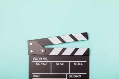 Film alkışı. Parlak renkli bir arka planda film alkışları. Dinlenme ve eğlence anlayışı. Sinema kavramı. Film yönetmeni. Yapımcı. İş ve meslek. Mesaj için yer. Boşluğu kopyala