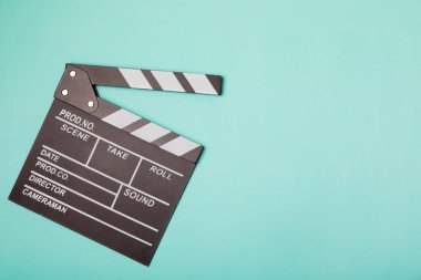 Film alkışı. Parlak renkli bir arka planda film alkışları. Dinlenme ve eğlence anlayışı. Sinema kavramı. Film yönetmeni. Yapımcı. İş ve meslek. Mesaj için yer. Boşluğu kopyala
