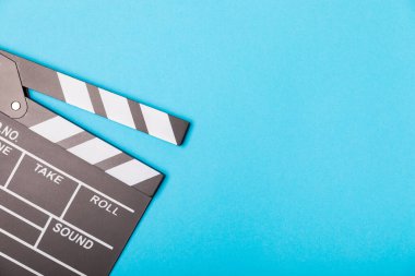 Film alkışı. Parlak renkli bir arka planda film alkışları. Dinlenme ve eğlence anlayışı. Sinema kavramı. Film yönetmeni. Yapımcı. İş ve meslek. Mesaj için yer. Boşluğu kopyala