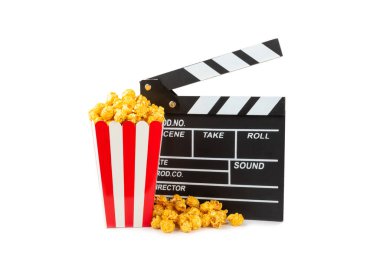 Kova içinde lezzetli karamelli patlamış mısır ve soğuk kola içecekleri, sinema biletleri, film alkışları ve beyaz arka planda izole edilmiş 3 boyutlu gözlük. Sinema konsepti. Film izliyorum..