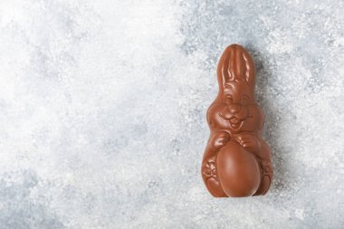 Arka planda paskalya çikolatalı yumurtası. Paskalya kutlaması. Paskalya çikolatalı tavşan. Çikolatalı tatlı yumurta. Şekerler ahşap masanın üzerinde. Mesaj için boşluk. Boşluğu kopyala. Hediye. Pankart.