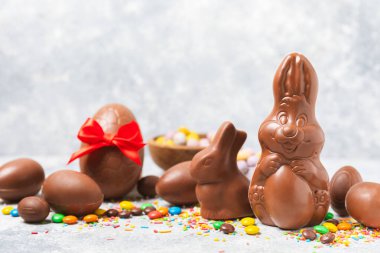 Arka planda paskalya çikolatalı yumurtası. Paskalya kutlaması. Paskalya çikolatalı tavşan. Çikolatalı tatlı yumurta. Şekerler ahşap masanın üzerinde. Mesaj için boşluk. Boşluğu kopyala. Hediye. Pankart.