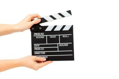 Film alkışı. Beyaz arka planda izole edilmiş ellerdeki el çırpma tahtası. Eğlence ve eğlence kavramı. Sinema kavramı.